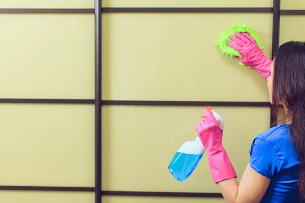Giovane cameriera sorridente. Servizio di pulizia della casa concetto . — Foto Stock