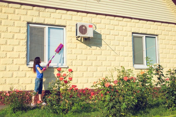 Joven doncella sonriente. Casa concepto de servicio de limpieza . — Foto de Stock