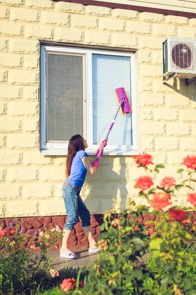 Joven doncella sonriente. Casa concepto de servicio de limpieza . —  Fotos de Stock