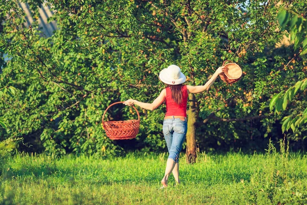 Glückliche Dame, die im Garten arbeitet. — Stockfoto