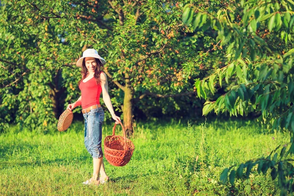 Glückliche Dame, die im Garten arbeitet. — Stockfoto