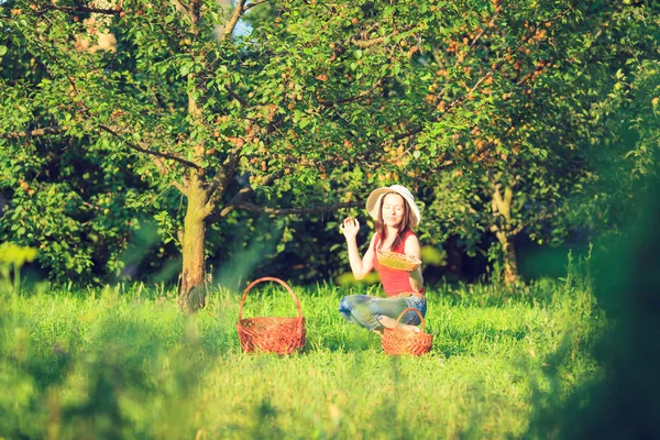 Щаслива леді працює в саду . — стокове фото