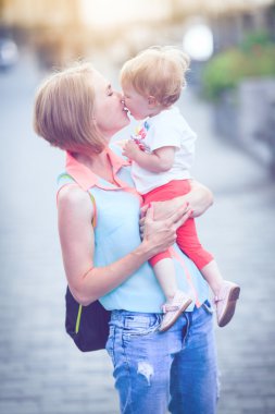 Mutlu aile yaz Park'ta hafta sonu