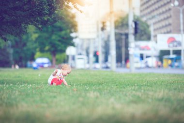 Çimenlerin arasında yatan üç kişilik mutlu bir aile. Sıcak efekt eklendi.