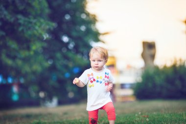 Çimenlerin arasında yatan üç kişilik mutlu bir aile. Sıcak efekt eklendi.