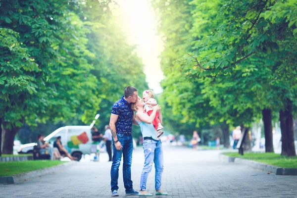 Счастливая семья проводит выходные в летнем парке — стоковое фото