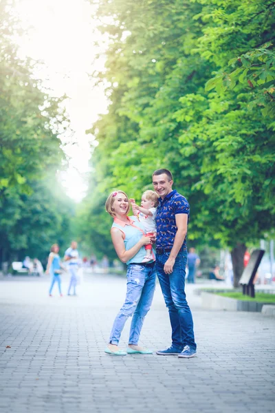 Gelukkige familie met weekend in de zomer park — Stockfoto