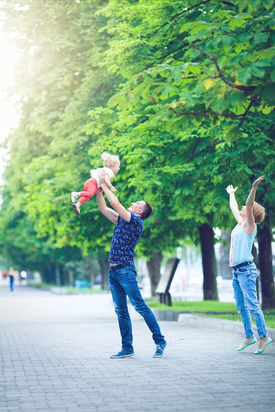 Gelukkige familie met weekend in de zomer park — Stockfoto