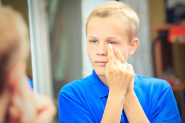 Kontakt lens, erkek gözüyle yakın çekim