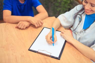 Çekici kadın doktor ofisinde bir hastanın el sıkışan