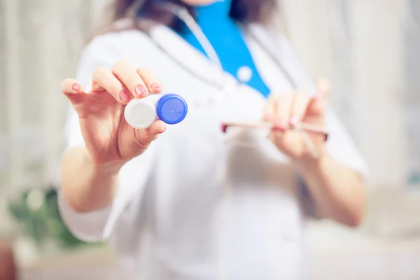 Läkare händer att patienten offe par kontaktlins i fall — Stockfoto