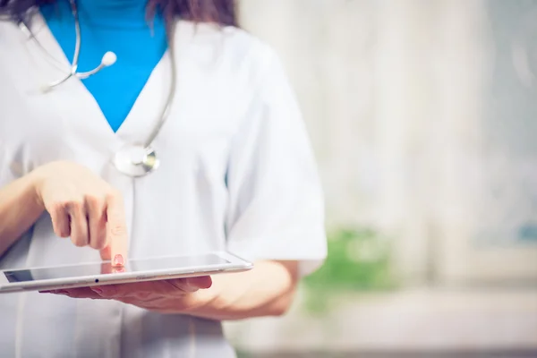 Médico trabajando en una tableta digital con espacio de copia — Foto de Stock