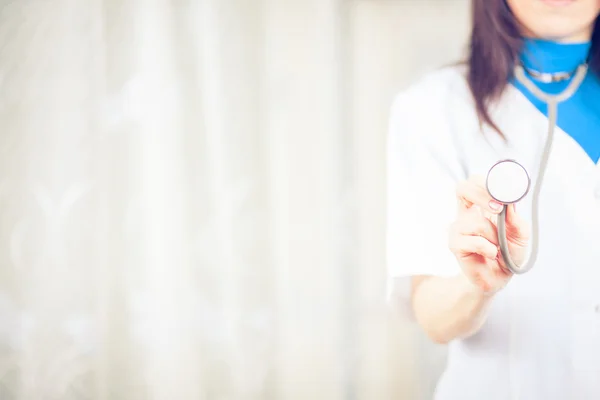 Arzt mit Stethoskop in der Hand — Stockfoto