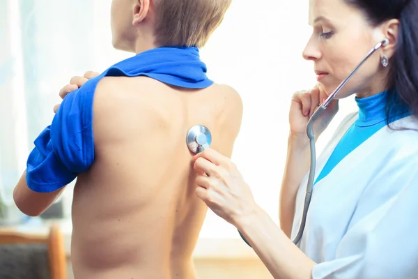 Doctor escuchando los latidos del corazón del hombre en la oficina —  Fotos de Stock