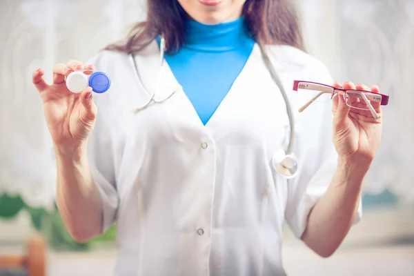 Handen van de arts geven paar contact lens geval aan patiënt offe — Stockfoto