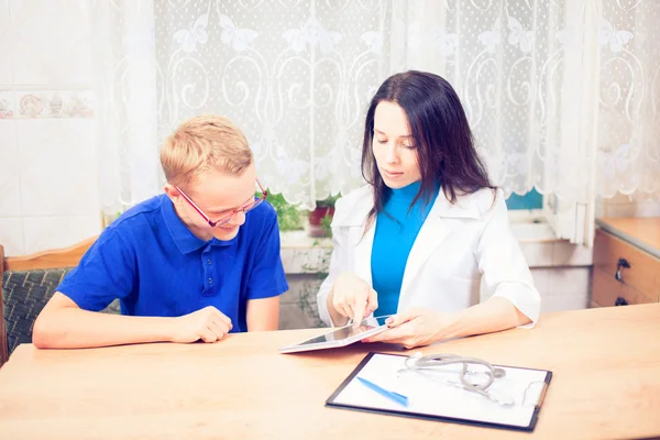 Aantrekkelijke vrouwelijke arts een patiënt handen schudden in haar kantoor — Stockfoto