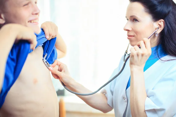 Doctor escuchando los latidos del corazón del hombre en la oficina —  Fotos de Stock