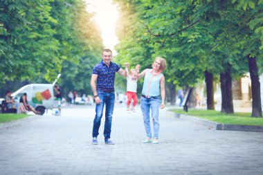 Mutlu aile yaz Park'ta hafta sonu