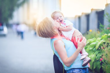 Mutlu aile yaz Park'ta hafta sonu