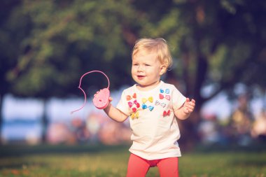 Mutlu aile yaz Park'ta hafta sonu