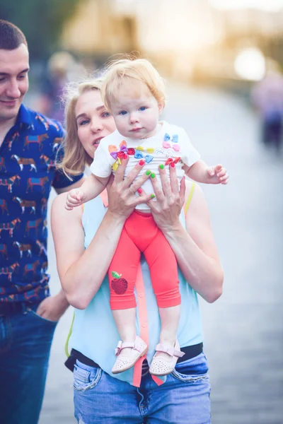 Família feliz ter fim de semana no parque de verão — Fotografia de Stock