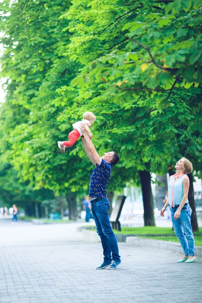 Gelukkige familie met weekend in de zomer park — Stockfoto
