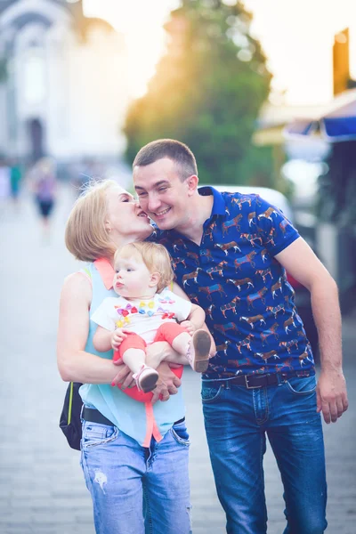 Família feliz ter fim de semana no parque de verão — Fotografia de Stock