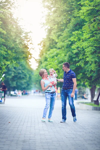 Gelukkige familie met weekend in de zomer park — Stockfoto