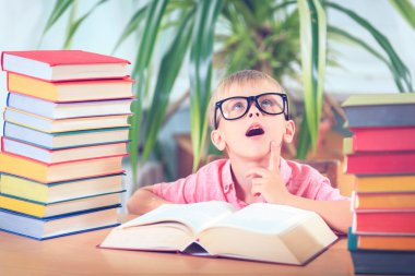 Okul çocuk Kitaplığı'nda, Kağıt kopya kitap yazılı olarak çocuk eğitimi