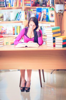 Kütüphanede kitap okuma gözlüklü kız öğrenci