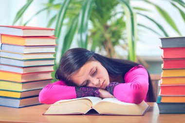 Kütüphanede kitap okuma gözlüklü kız öğrenci