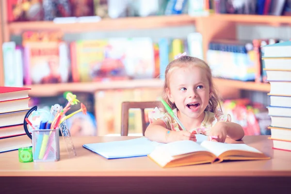 Portret adorable córeczka, noszenie okularów na stole — Zdjęcie stockowe