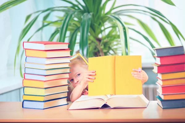 Portret adorable córeczka, noszenie okularów na stole — Zdjęcie stockowe