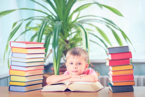 Шкільний малюк Навчання в бібліотеці, Написання дитячого паперу Копія книги в — стокове фото
