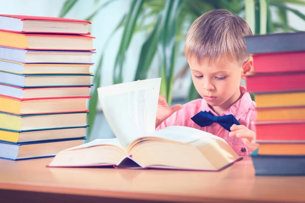 Dziecko szkoły studiuje w bibliotece, dziecko, pisanie książki kopiowania papieru — Zdjęcie stockowe