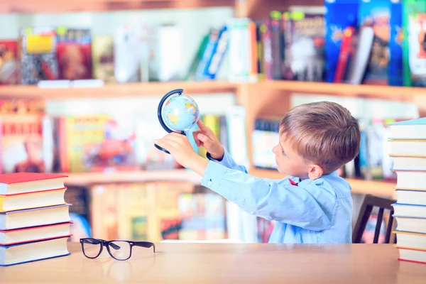 Okul çocuk Kitaplığı'nda, Kağıt kopya kitap yazılı olarak çocuk eğitimi