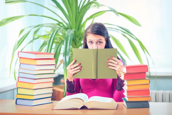 Studentów dziewczyna w okularach czytanie książek w bibliotece — Zdjęcie stockowe