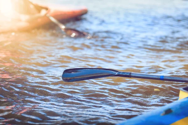 Los jóvenes están navegando en kayak por un río en una hermosa naturaleza . — Foto de Stock
