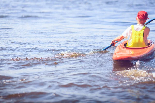 Les jeunes font du kayak sur une rivière dans une belle nature . — Photo