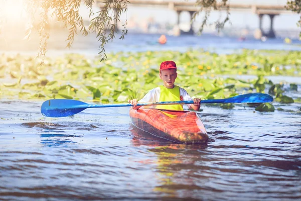 Ungdomar kajakpaddling på en flod i vacker natur. — Stockfoto