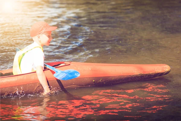Young people are kayaking on a river in beautiful nature. — Stock Photo, Image