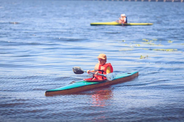 Les jeunes font du kayak sur une rivière dans une belle nature . — Photo