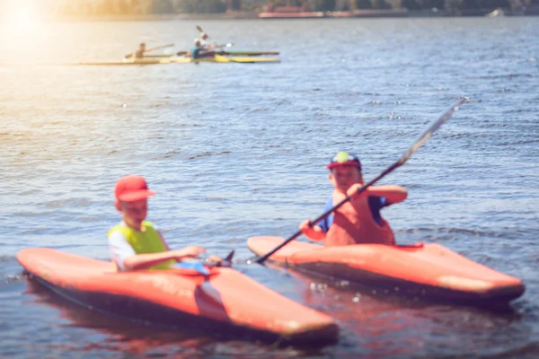 Los jóvenes están navegando en kayak por un río en una hermosa naturaleza . —  Fotos de Stock