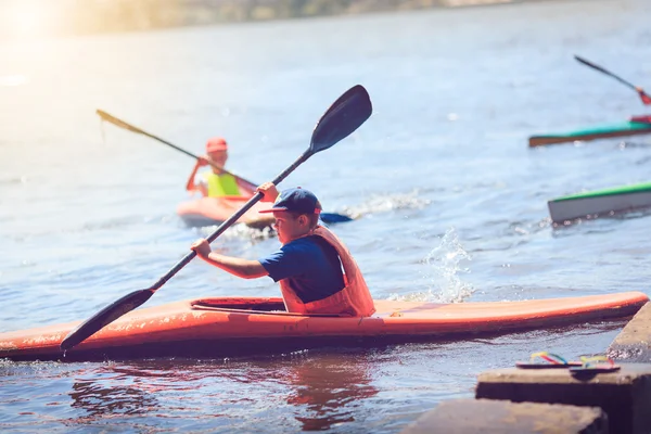 Jongeren zijn kajakken op een rivier in de prachtige natuur. — Stockfoto