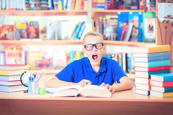 Leesboek voor kind, leerling leren les en droom, opleiding — Stockfoto