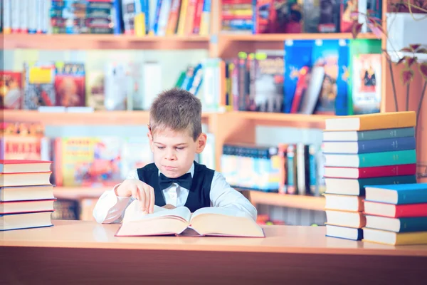 Leesboek voor kind, leerling leren les en droom, opleiding — Stockfoto