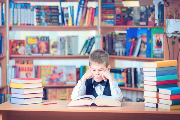 Leesboek voor kind, leerling leren les en droom, opleiding — Stockfoto