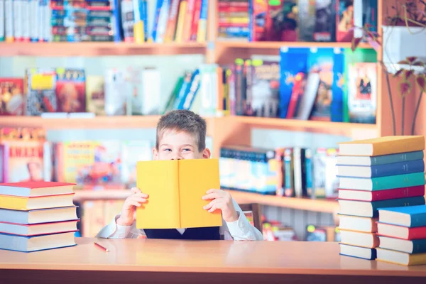 Dzieciak czytanie książki, uczeń nauczyć się lekcji i marzenie, edukacja — Zdjęcie stockowe