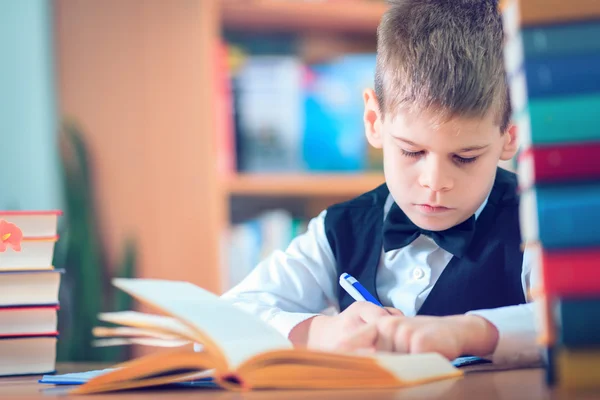Dzieciak czytanie książki, uczeń nauczyć się lekcji i marzenie, edukacja — Zdjęcie stockowe
