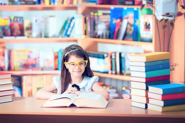 Dzieciak czytanie książki, uczeń nauczyć się lekcji i marzenie, edukacja — Zdjęcie stockowe